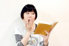 読書をしているおかっぱミユキ