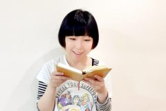 読書をしているおかっぱミユキ