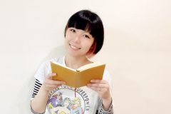 読書をしているおかっぱミユキ