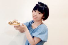 お好み焼きを持つ人