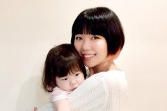 子供を抱っこする人