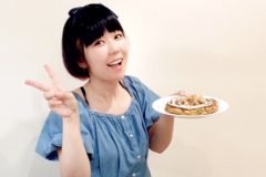 お好み焼きを持つ人