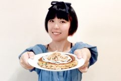 お好み焼きを持つ人