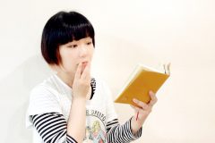 読書をしているおかっぱミユキ