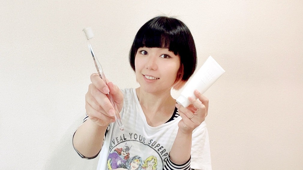 歯磨きをするおかっぱミユキの写真。右手に歯ブラシ、左手に歯磨き粉を持っている。