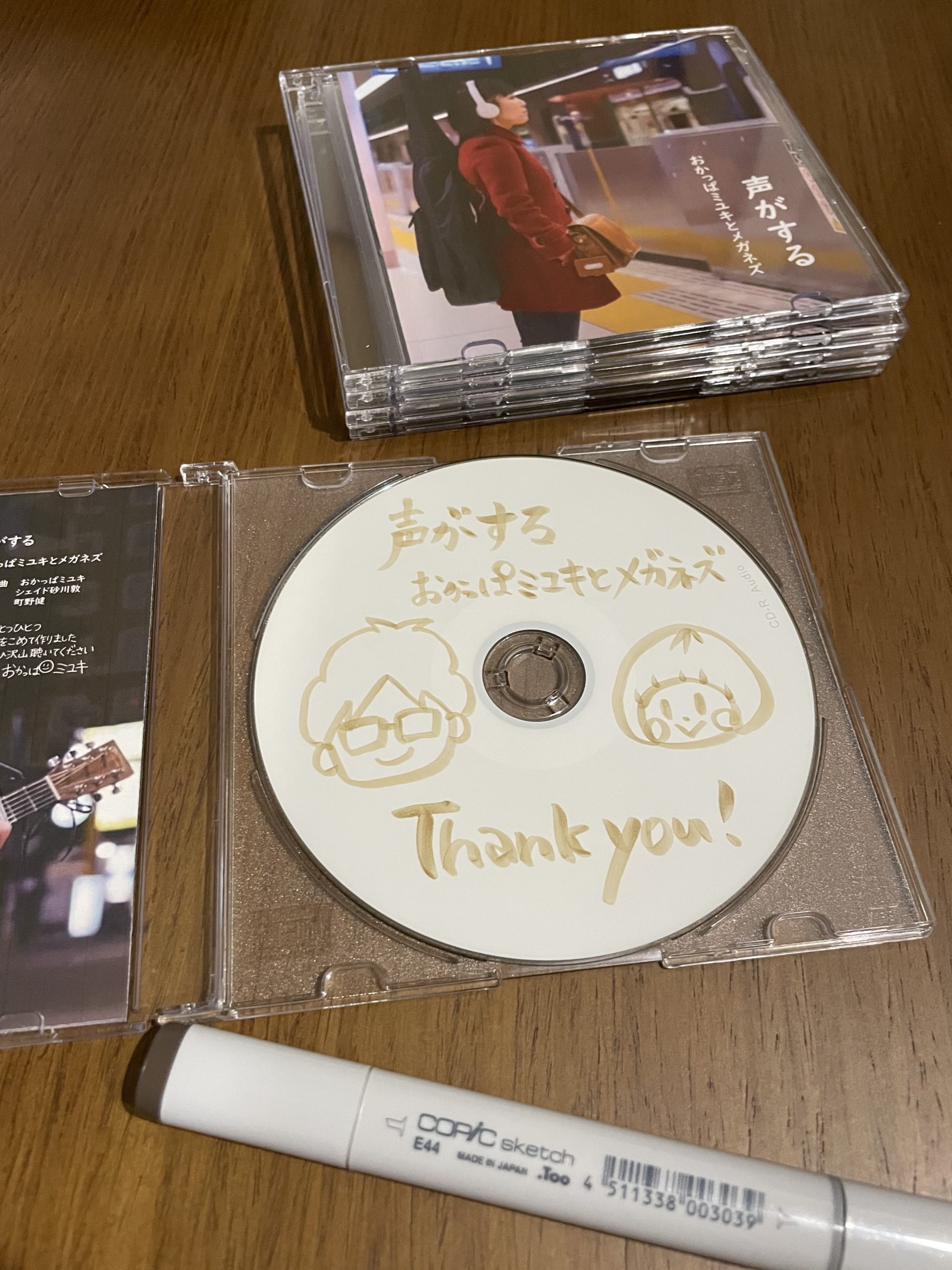 1枚1枚手作りしているCDの写真。おかっぱミユキとメガネズの新作CD。