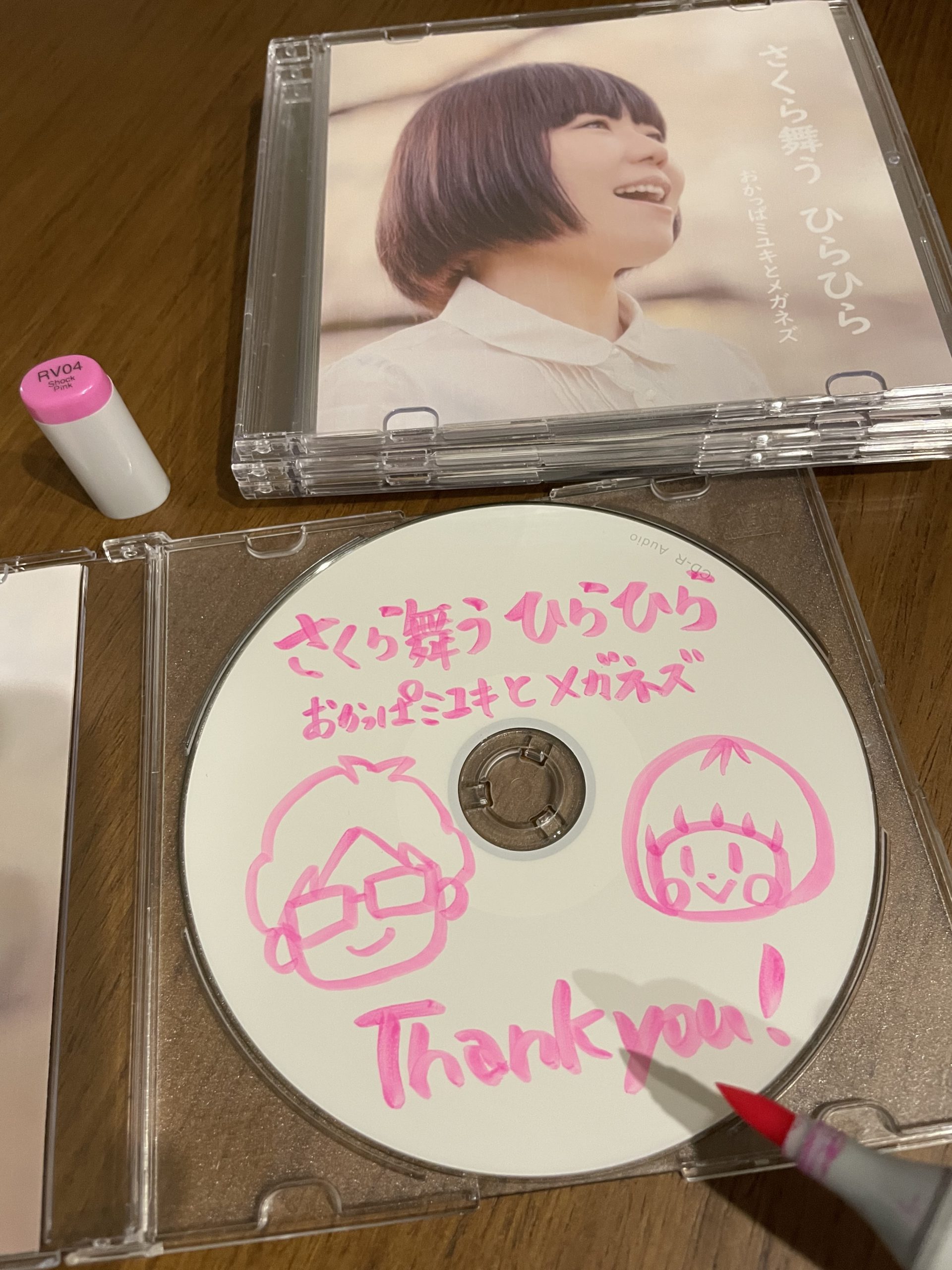 1枚1枚手作りしているCDの写真。おかっぱミユキとメガネズの新作CD。