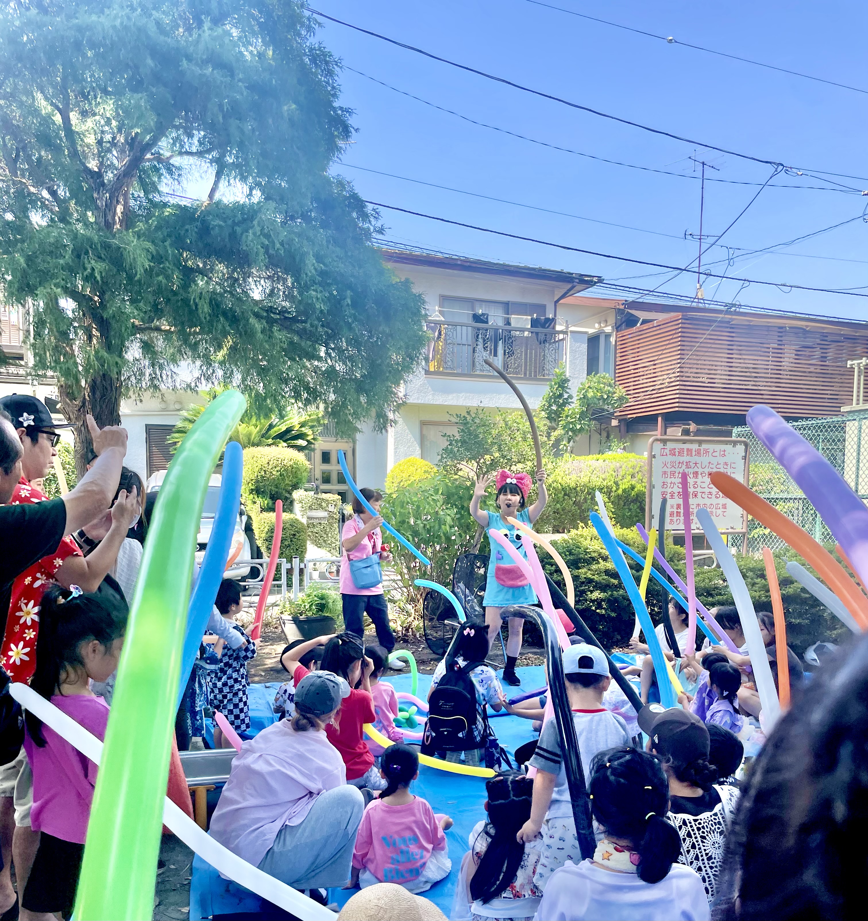 カラフルなバルーンが一斉に完成！秋祭りバルーンショー