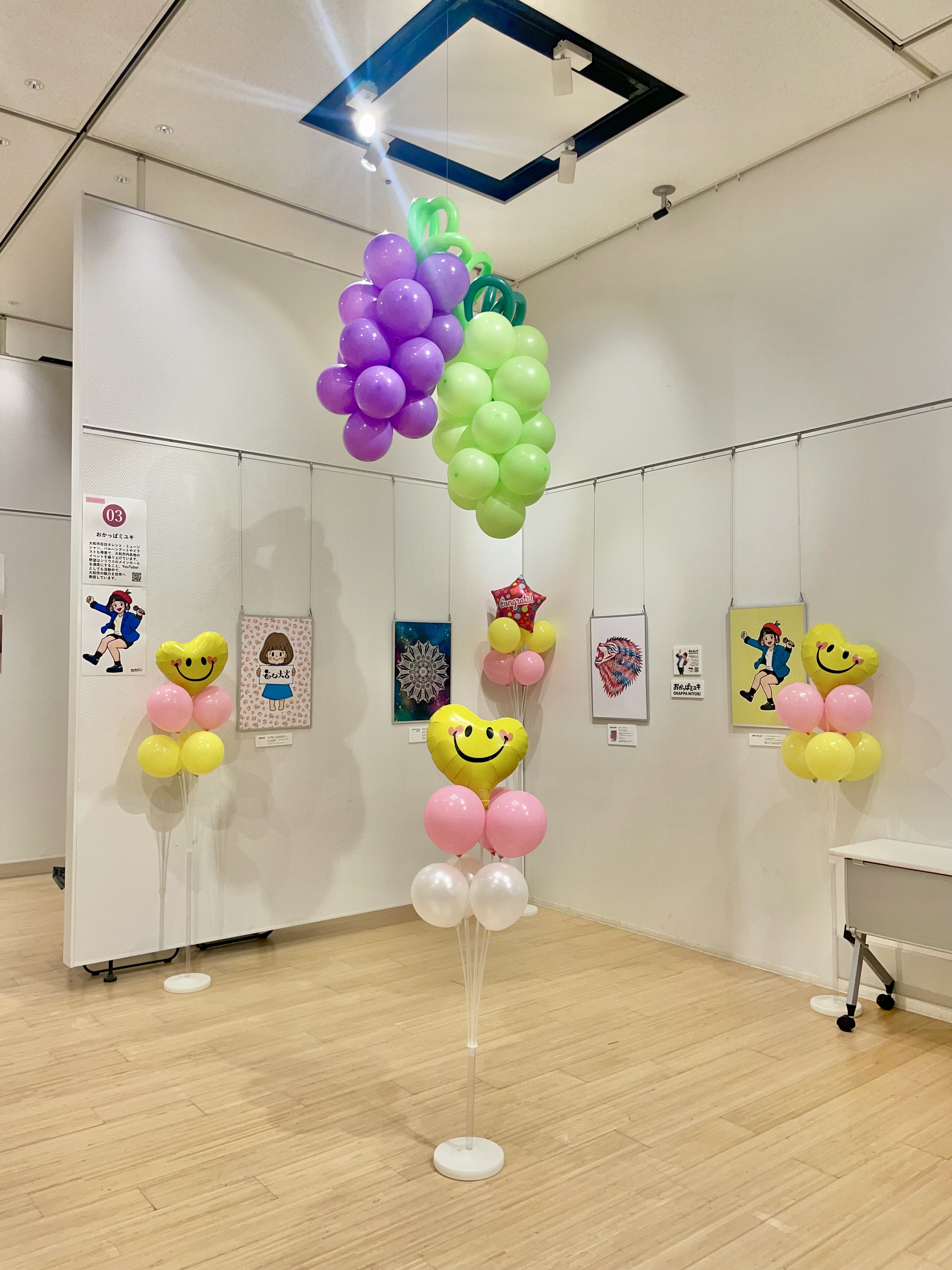 明日は作品展！助っ人登場で設営完了！